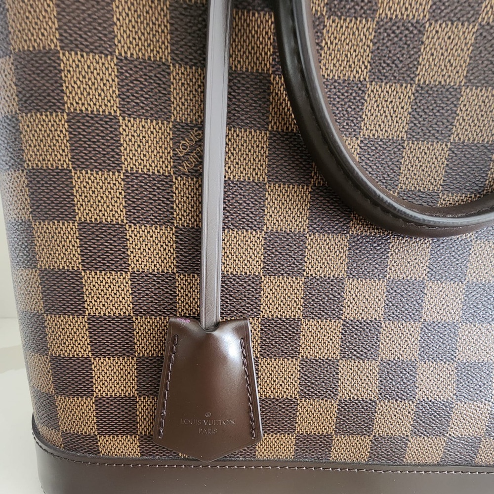 Coated fabric
Cowhide leather trim
Man-made lining
